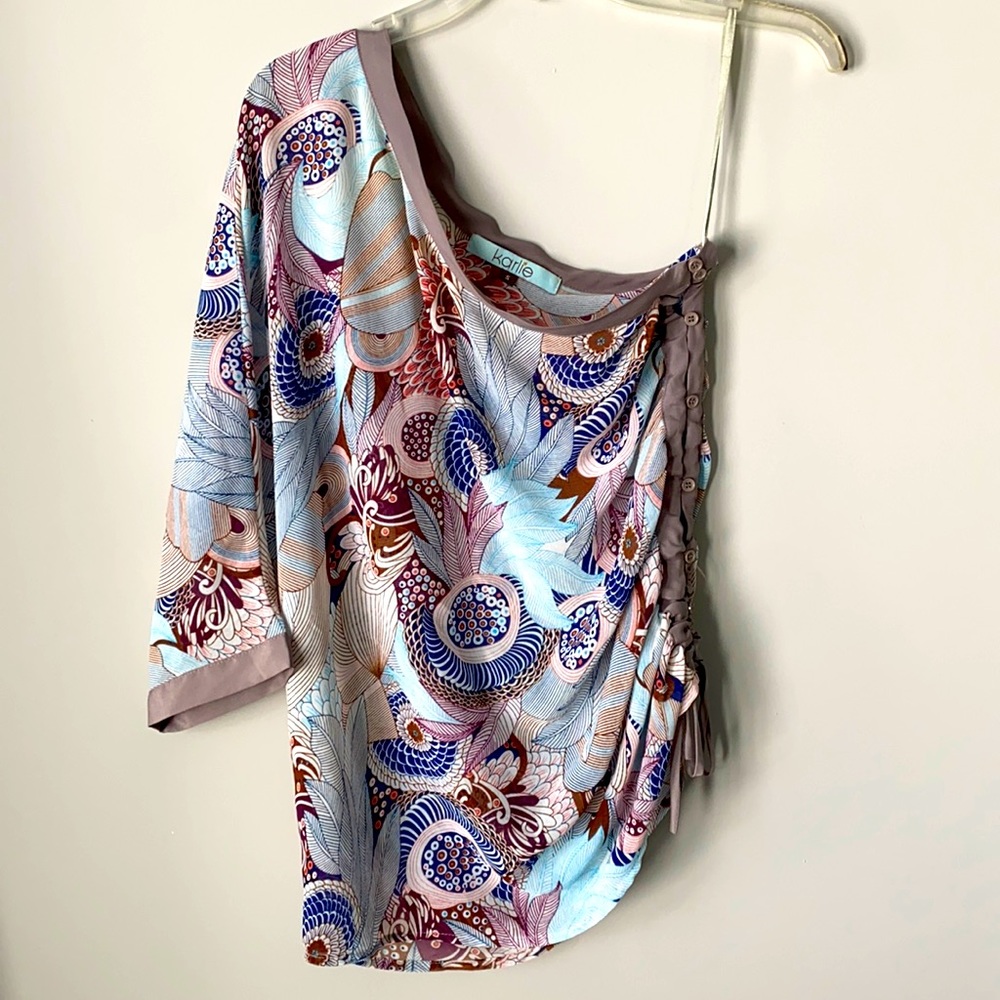 Women’s one sleeve top